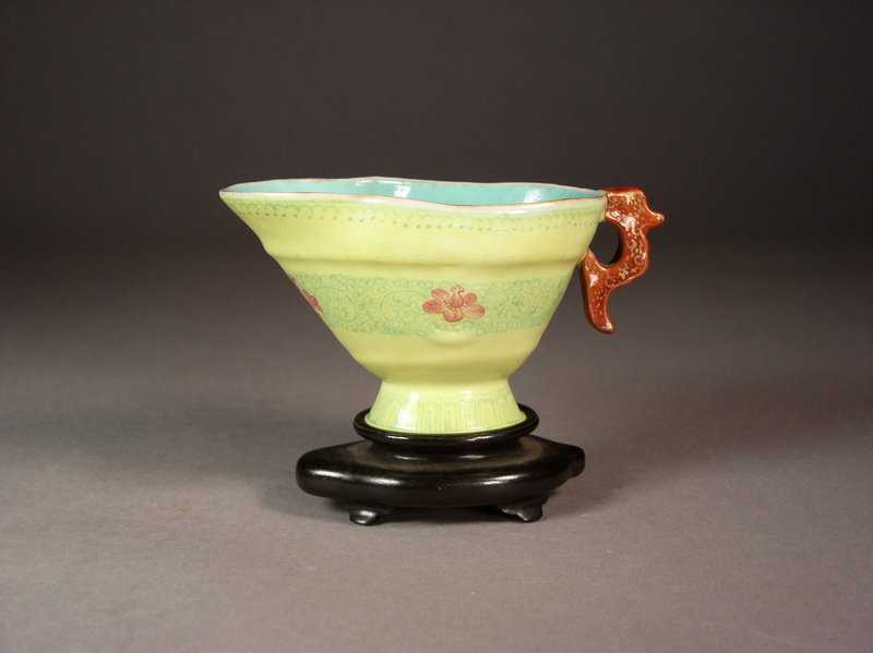 Chinese enameled porcelain pouring vessel