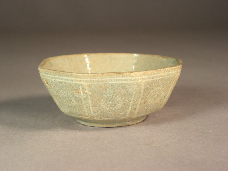 Korean inlaid celadon octagonal stoneware dish