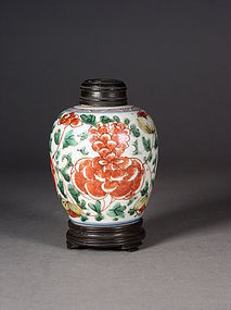 Small Chinese porcelain wu cai jar