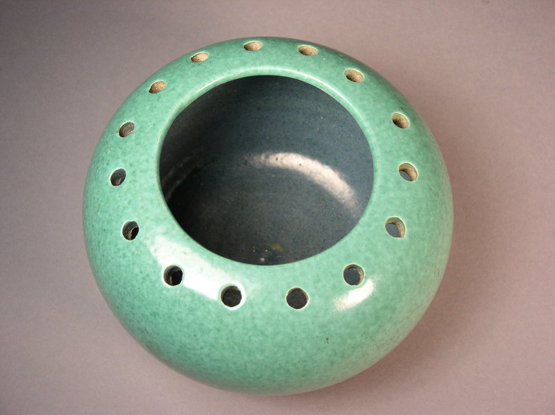 Chinese porcelain green souffle glazed jar