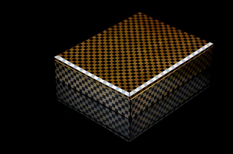 Japanese lacquer incense box ICHIMSTSU design