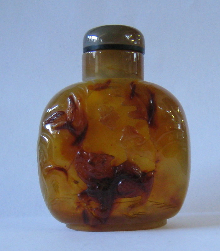Agate Snuff Bottle with Fu Dog