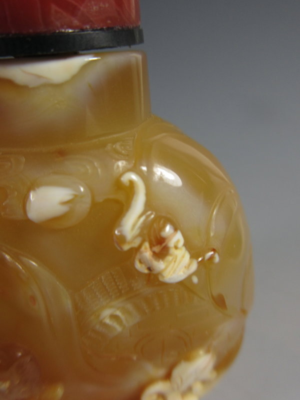 Chinese Agate Snuff Bottle with Old Man and Fu-dog