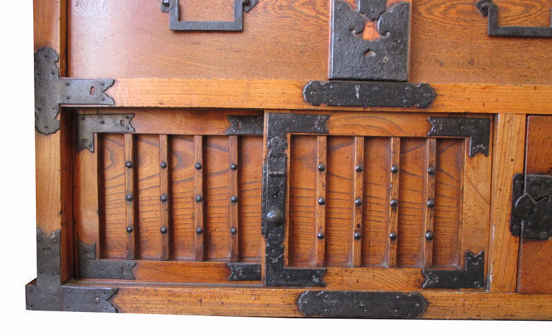 Japanese Edo Period Keyaki Mikuni Choba with Locking Bar
