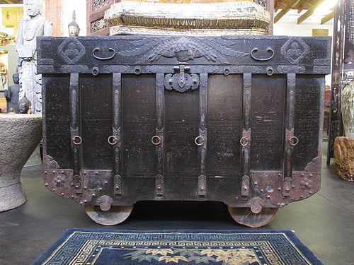 Large Japanese Nagamochi (wheeled trunk),  Edo Period