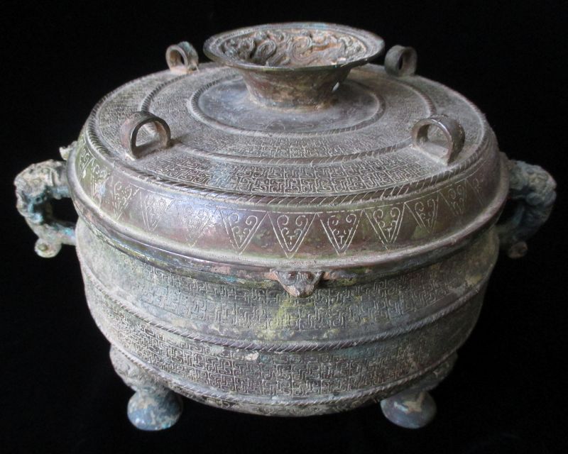 Chinese Archaic Bronze Ding (tipod ritual food vessel)