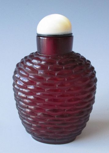 Chinese Carved Glass Basket Weave Pattern Snuff Bottle