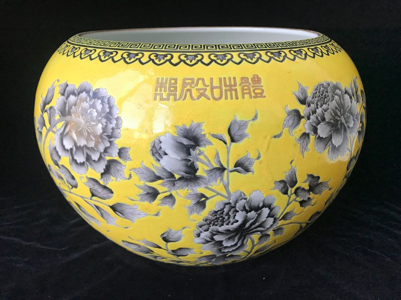 Chinese Yellow Ground Grisaille Decorated Jar