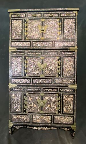 Korean Antique Tall Ichung-Nong Cabinet with Shell Inlay