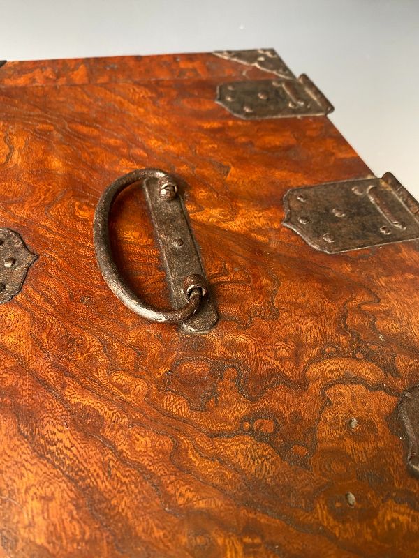 【 清朝木彫 】　巻物を見せる唐人　鑑賞ケース付き 清朝木彫 】 巻物を見せる唐人 鑑賞ケース付き